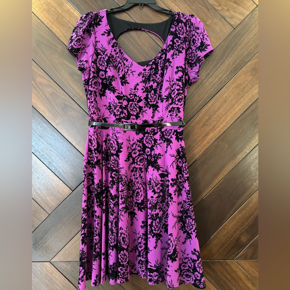 City Chic Dress
Plus size S
Purple w/ black flowers
Belted waist
Key hole back